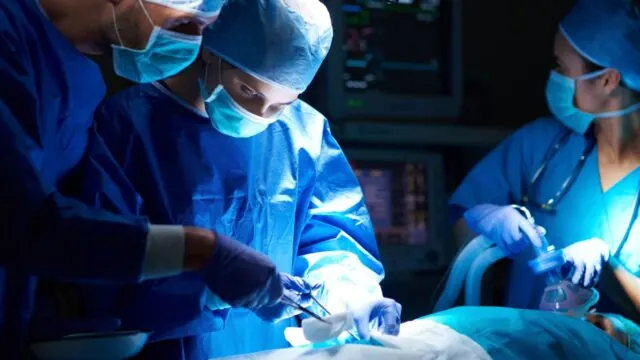 Surgical team performing minimally invasive thoracic surgery